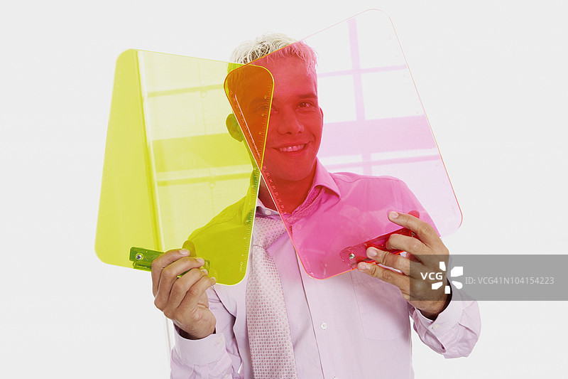 一位商人手持两份夹板的肖像图片素材