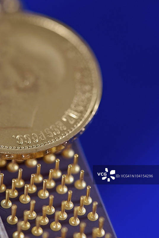 计算机芯片上的硬币特写图片素材