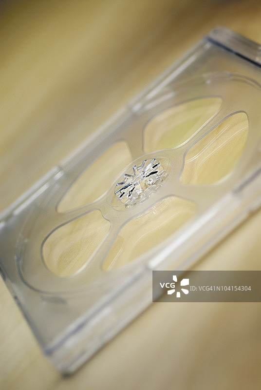 桌子上的CD盒特写图片素材