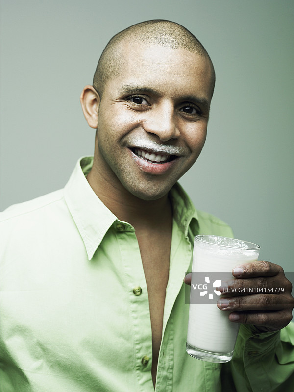 年轻男人手持一杯牛奶的肖像图片素材