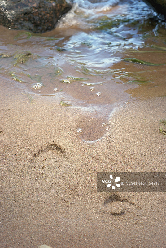 高角度视图的人在沙子上的足迹图片素材