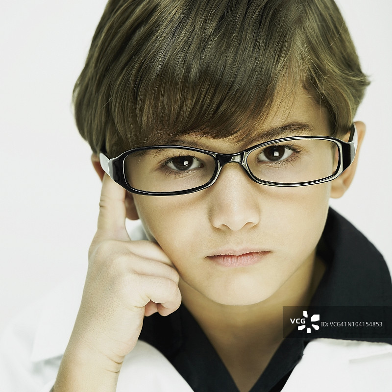 装扮成医生的男孩肖像图片素材