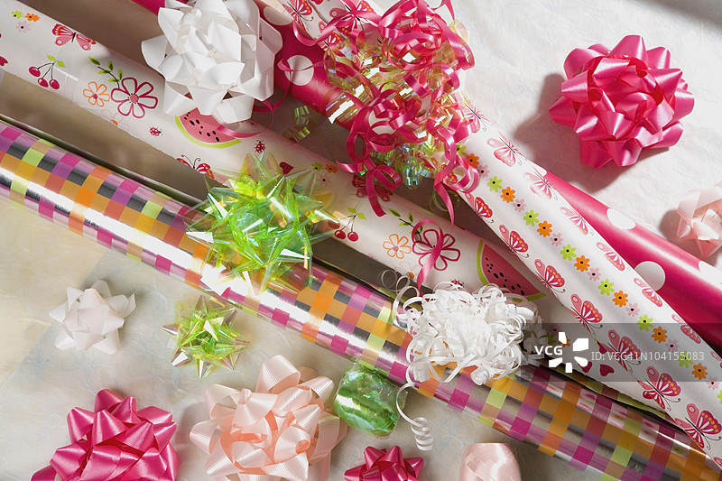 高角度视图的丝带和包装纸图片素材