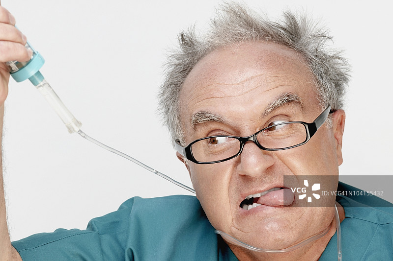 脖子上挂着静脉滴注的男医生特写图片素材