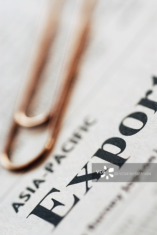 回形针与股市数据表特写图片素材