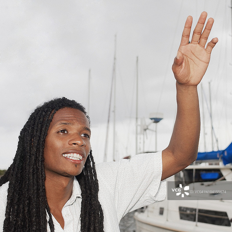 年轻男人挥手特写图片素材