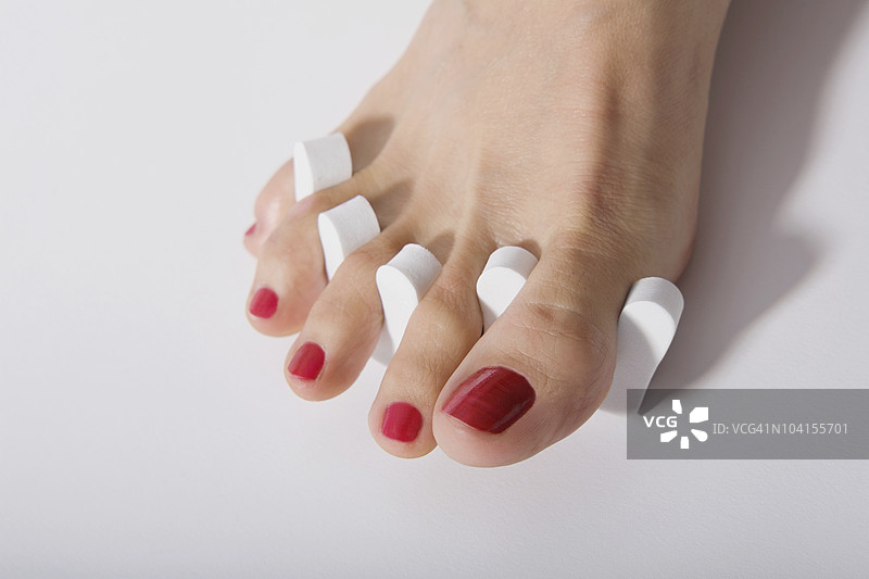 女人脚趾分离器上的腿部特写图片素材