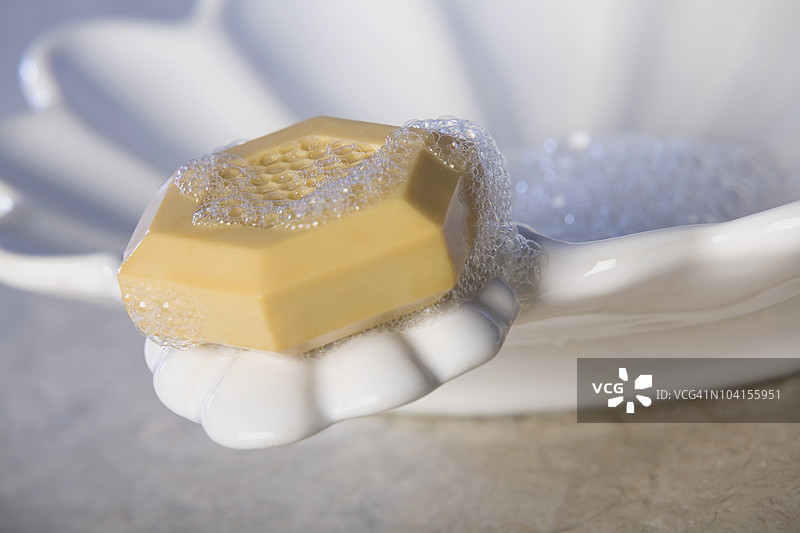 肥皂放在肥皂架上图片素材