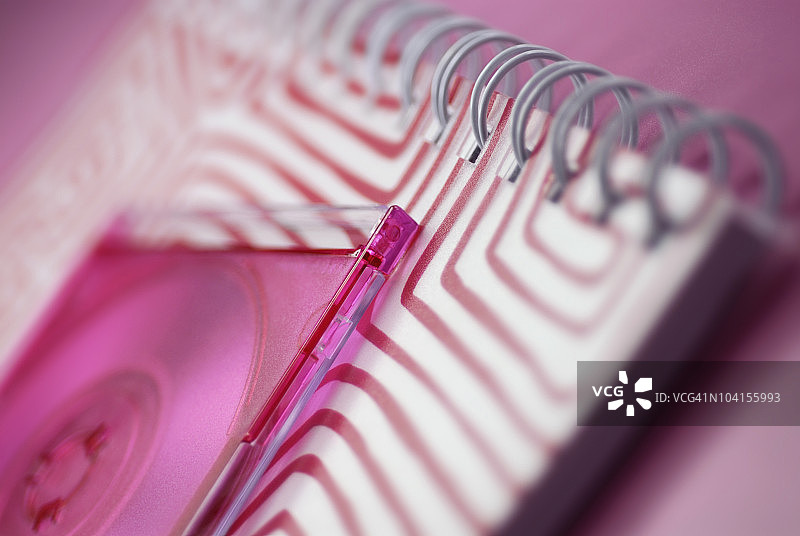 螺旋笔记本上的CD特写图片素材