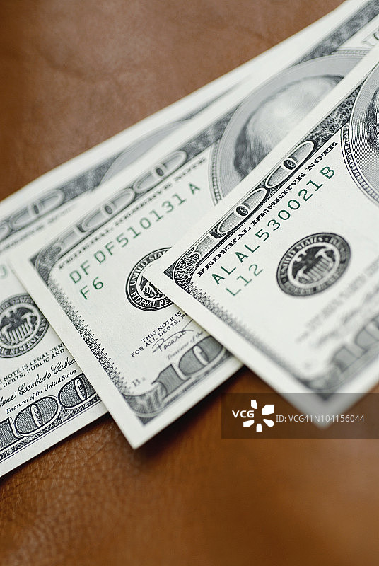 三张一百美元钞票的特写图片素材