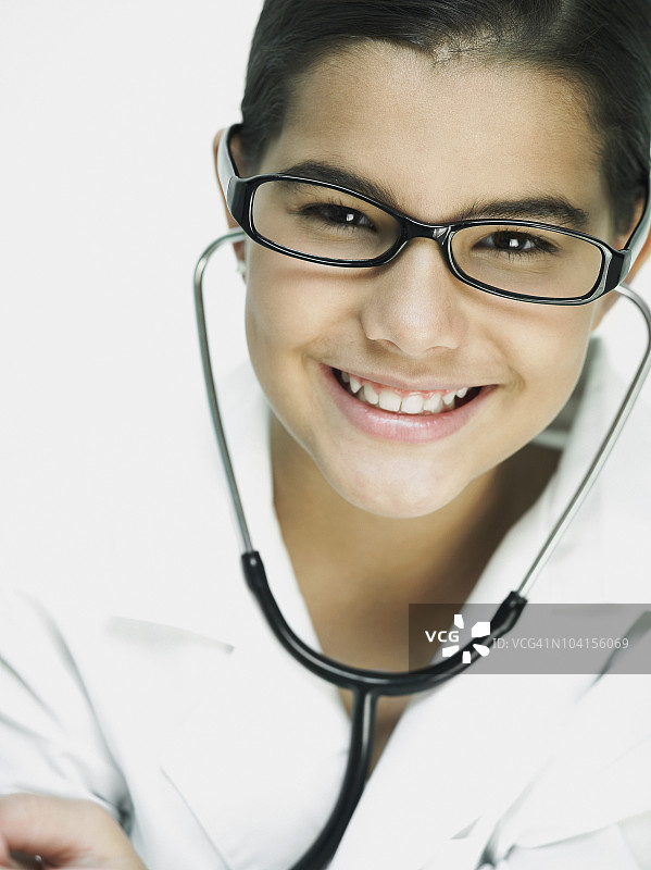 戴着听诊器的女孩肖像图片素材