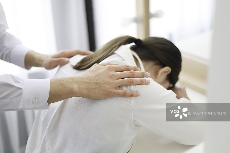 男子手搭在女子肩上休息图片素材