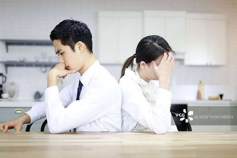 有矛盾，彼此无视的年轻情侣图片素材