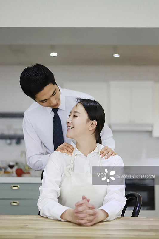 丈夫为妻子按摩图片素材