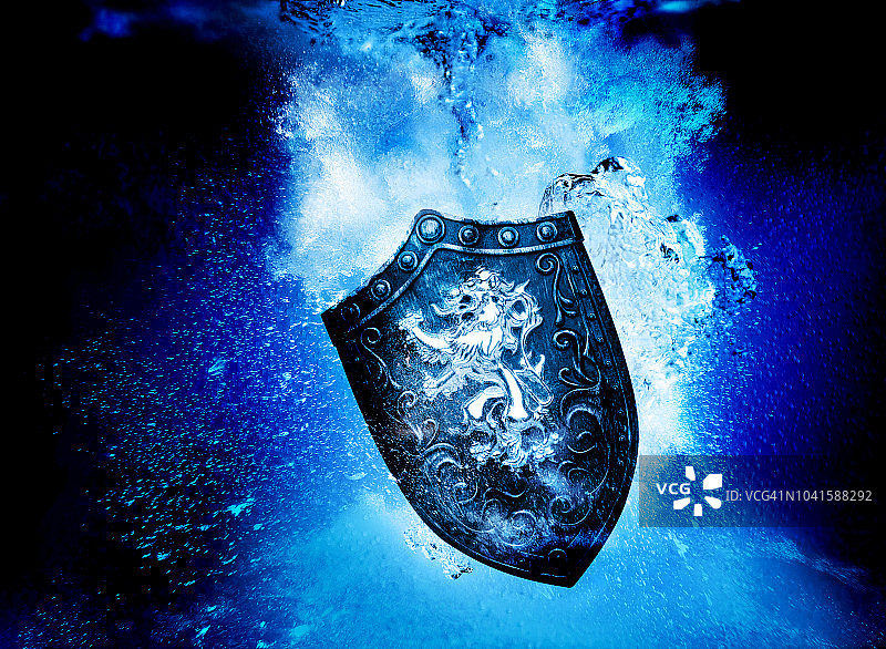 水下沉没的盾牌图片素材