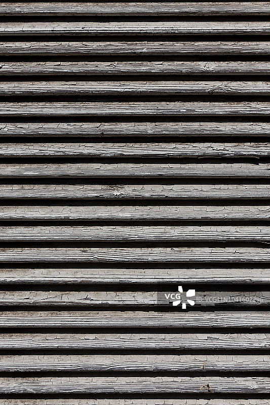 覆盖窗户或门的白色木制百叶窗的图片图片素材