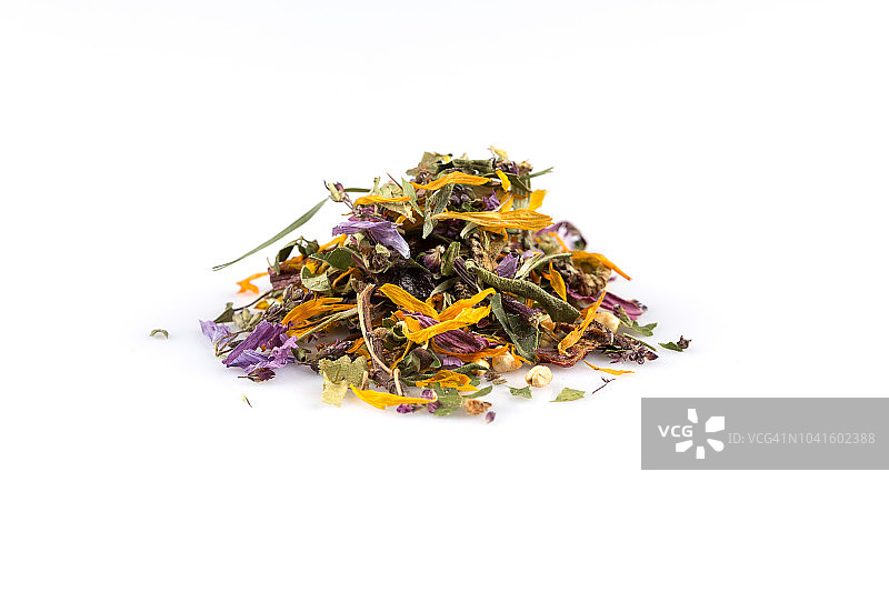 白色背景上的干燥草药花茶叶图片素材
