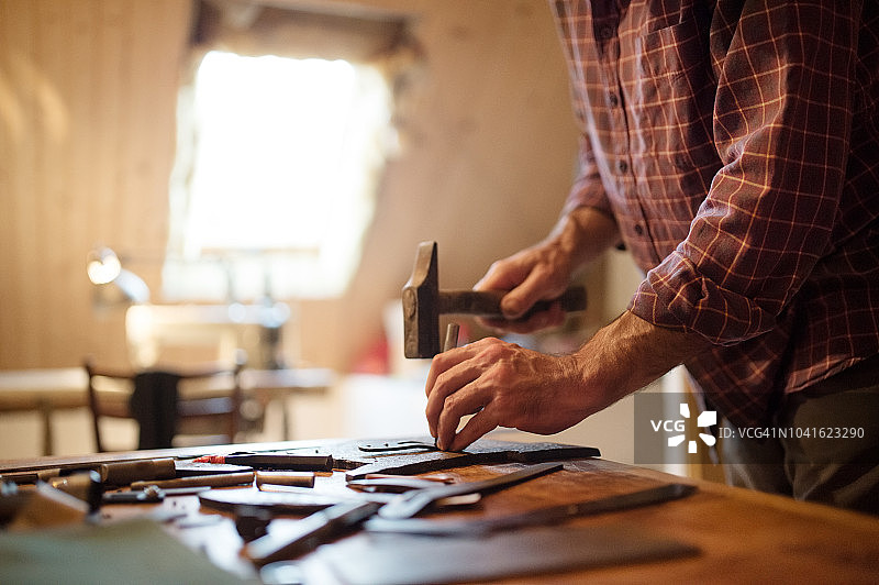 工匠制作皮革帆布包的小型企业图片素材