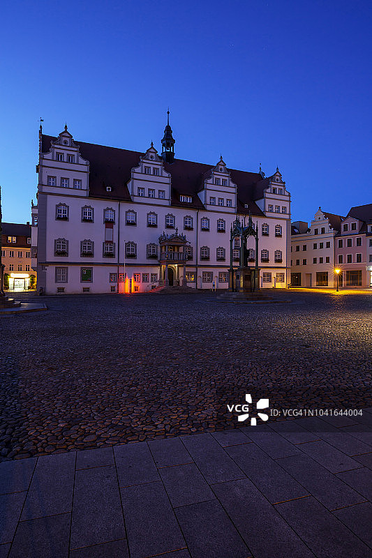 路德城维滕贝格：蓝色时刻的城镇广场和市政厅（德国萨克森-安哈尔特州）图片素材