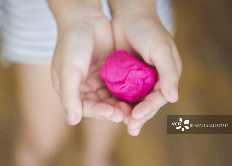 儿童玩橡皮泥图片素材