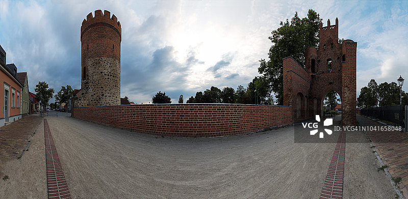 米滕瓦尔德老城门和火药塔（勃兰登堡/德国）图片素材