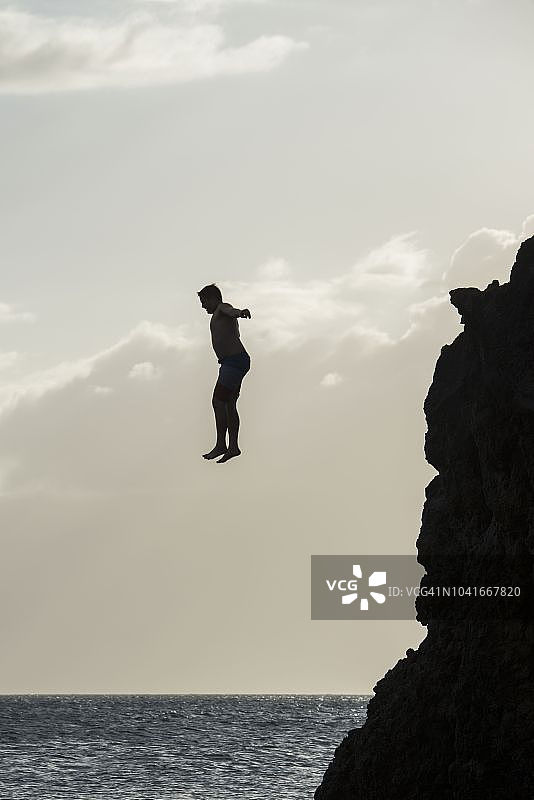 男人从悬崖跳入太平洋图片素材