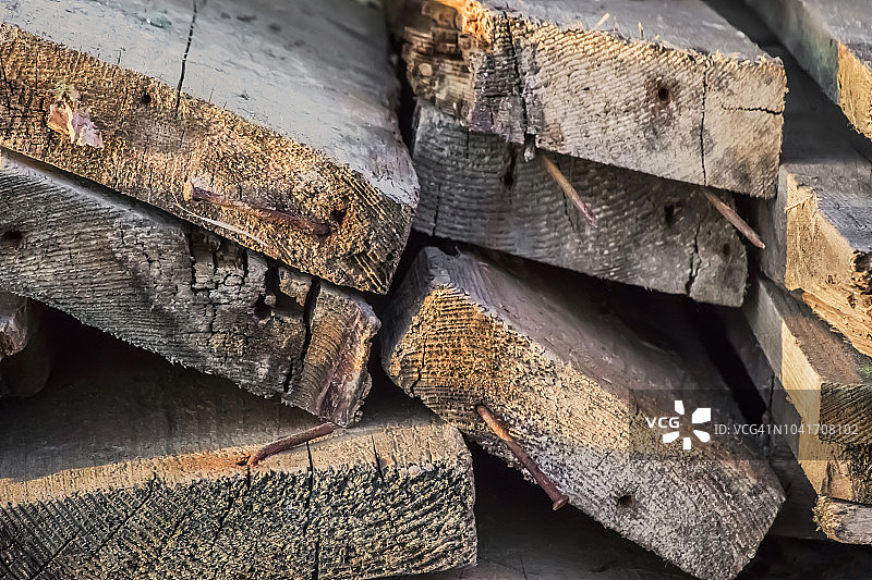 堆积如山的废弃腐烂松木地板细节图片素材