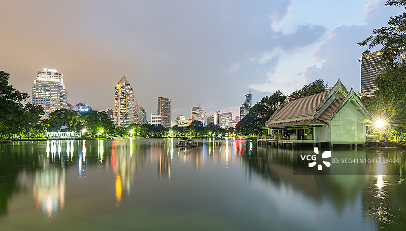泰国曼谷伦披尼公园夜景图片素材