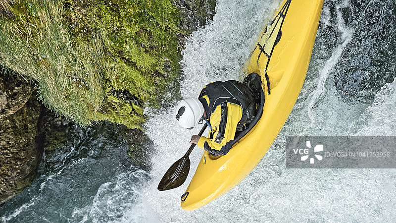 划皮划艇的年轻男人图片素材