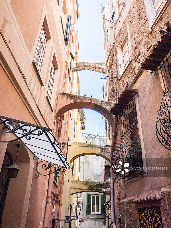 意大利利古里亚圣雷莫旧城的狭窄街道图片素材