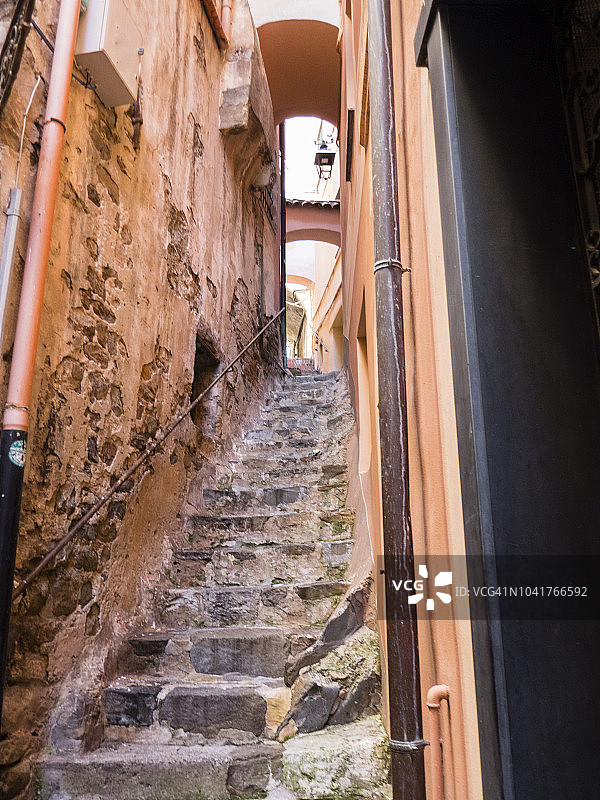 意大利利古里亚圣雷莫旧城的狭窄街道图片素材