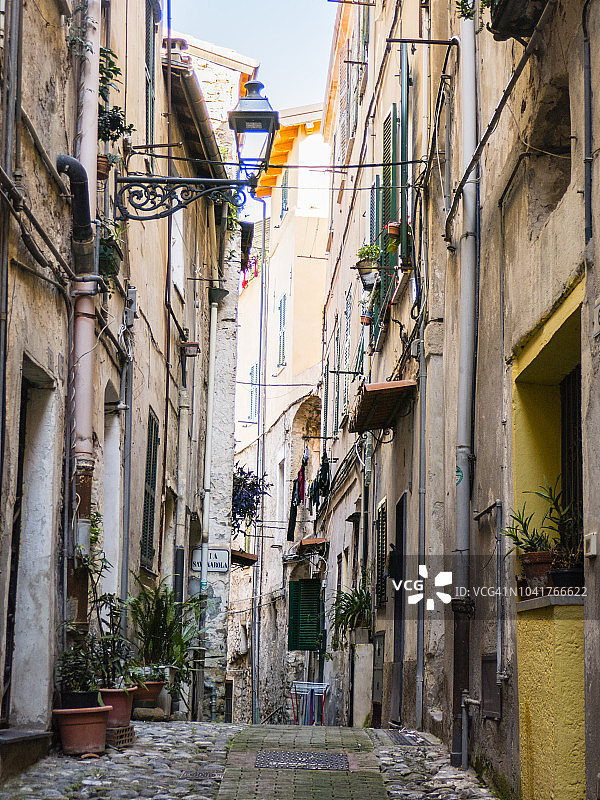 意大利利古里亚圣雷莫旧城的狭窄街道图片素材