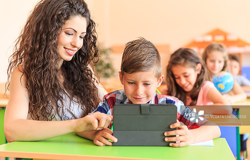 学生在教室里使用平板电脑图片素材