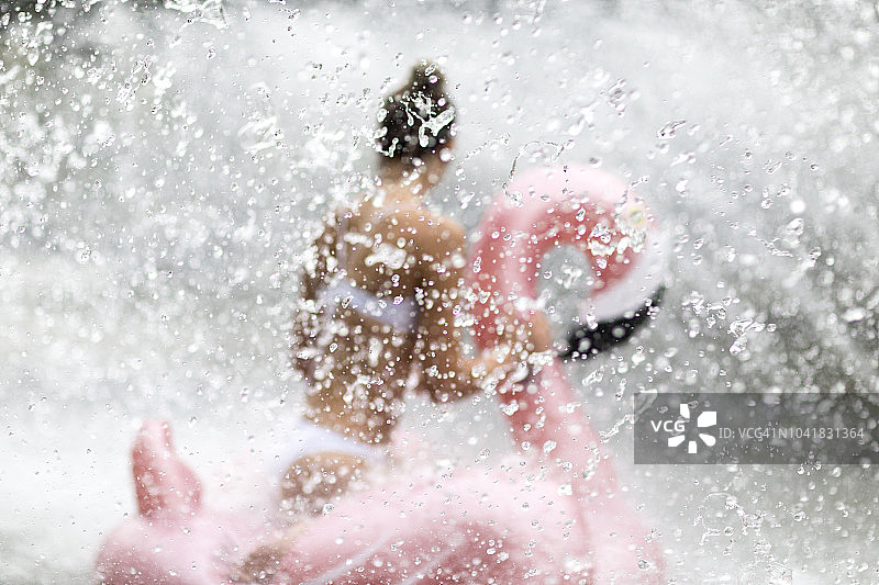 德国夏末：喷泉下的女子图片素材