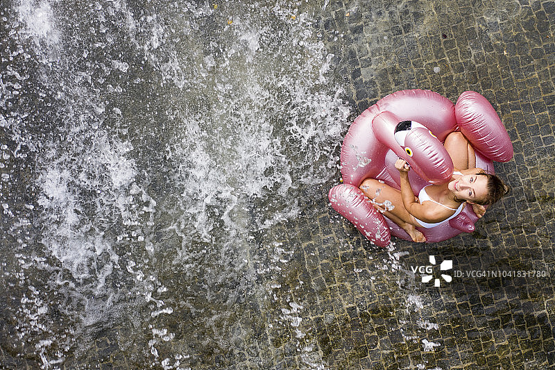 德国夏末：喷泉下的女子图片素材