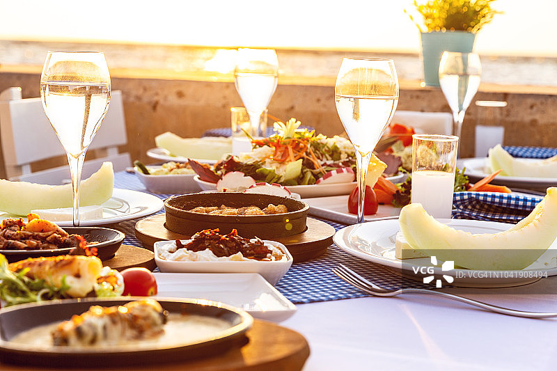 典型的土耳其茴香酒桌面俯视图图片素材