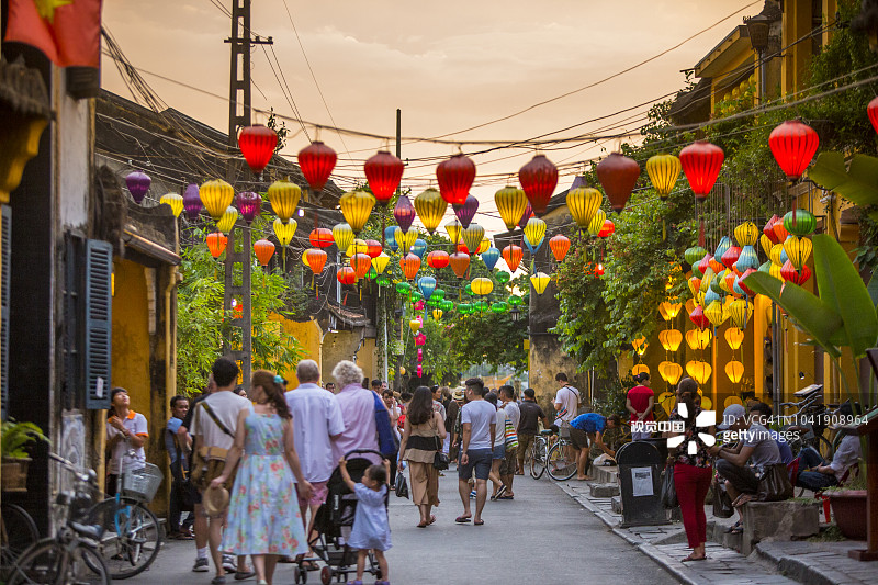 2017年6月越南会安：游客在会安历史古镇的殖民街道上漫步，中国灯笼照亮了人行道。图片素材