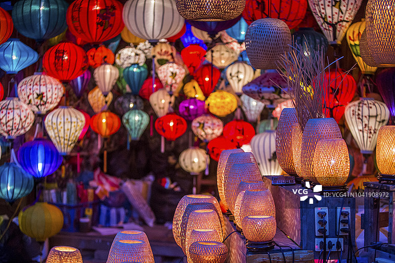 2017年6月越南会安：中国灯笼照亮会安古镇图片素材