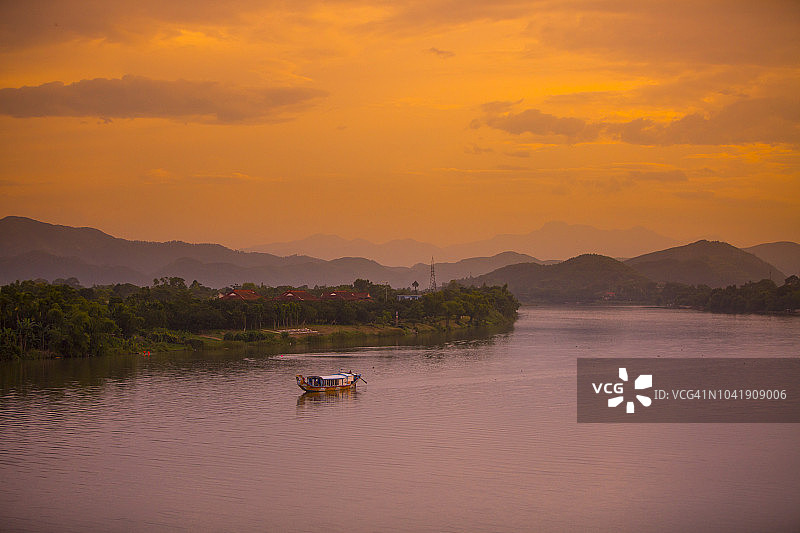 2017年6月越南顺化：夕阳下的香江渔船图片素材
