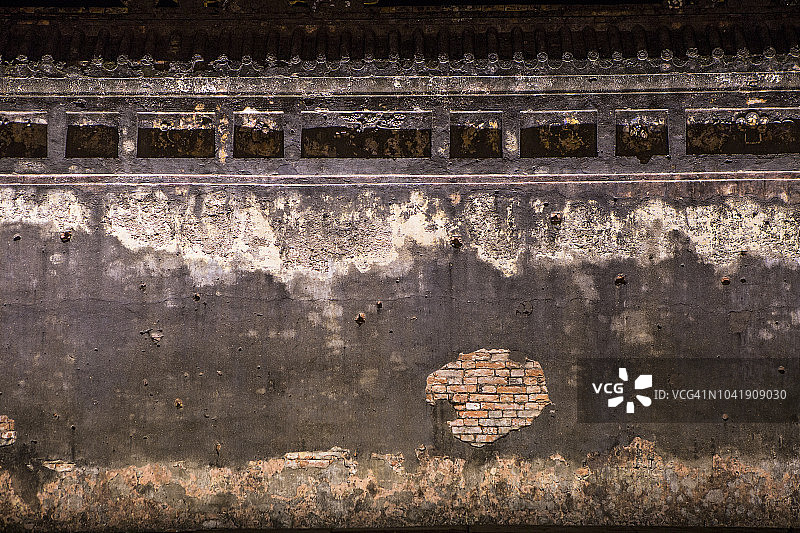 2017年6月 越南顺化：顺化皇城夜景。越南许多古代统治家族曾居住于此。墙壁上布满弹孔，提醒着人们不久前的战争。图片素材