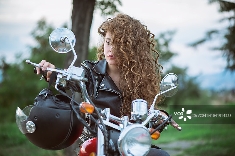 骑摩托车的头发凌乱的女人图片素材