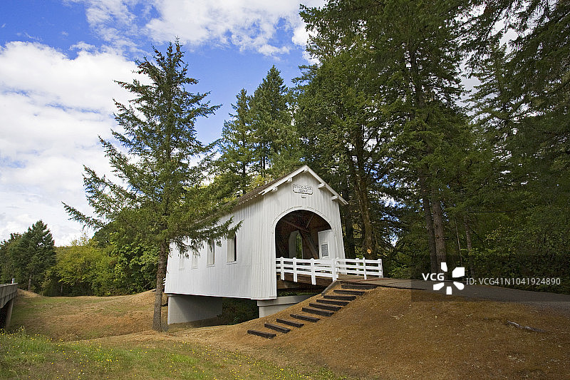 俄勒冈州河流上的廊桥图片素材