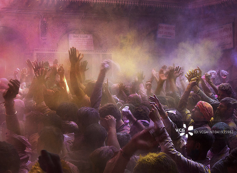 名为洒红节的印度教色彩节图片素材