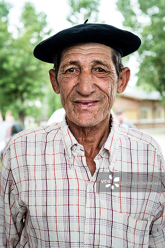 微笑的阿根廷高乔人肖像图片素材