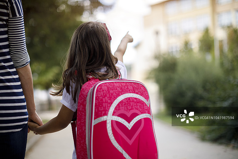 母亲送女儿上学图片素材