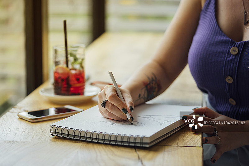 艺术家在咖啡店工作图片素材