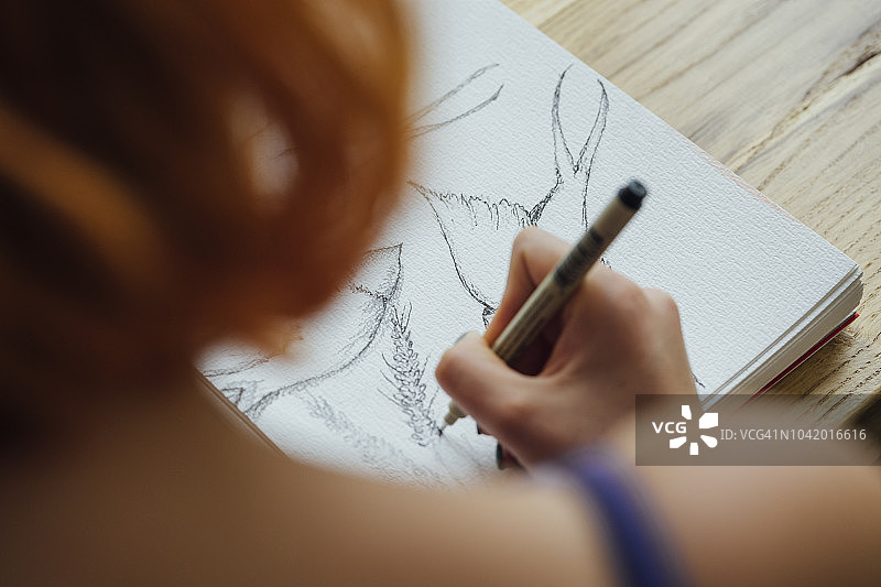 艺术家在咖啡店工作图片素材