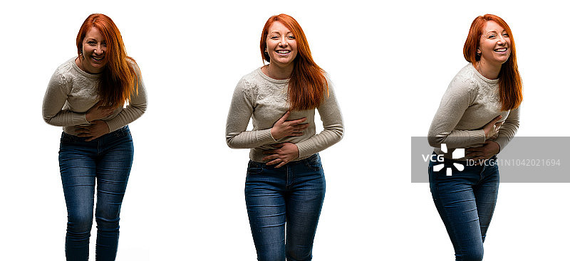 年轻漂亮的红发女人，自信快乐，笑容灿烂图片素材