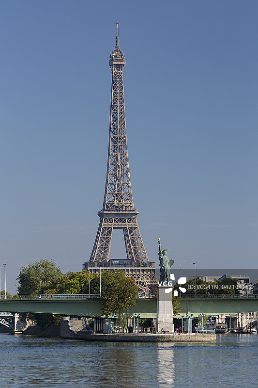 法国巴黎的埃菲尔铁塔和自由女神像（宽幅）图片素材