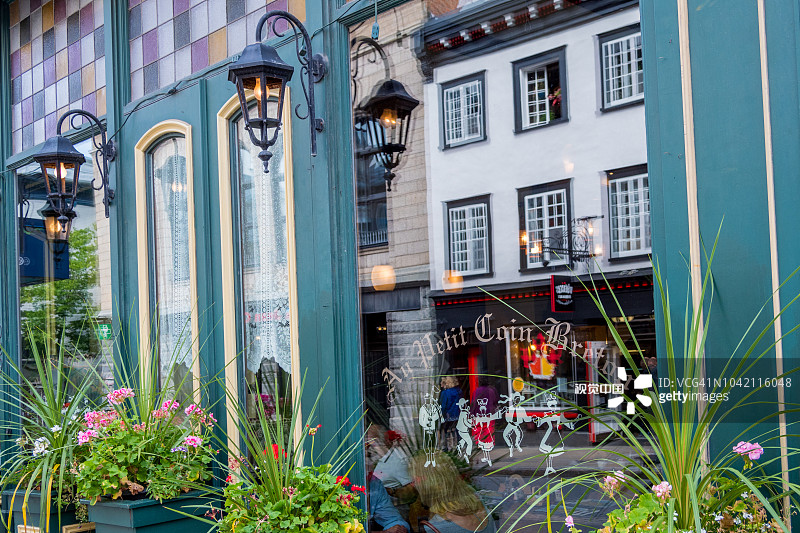 魁北克老城区的倒影图片素材